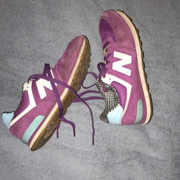Purple new balance shoes// 574 - Picture 2 of 3